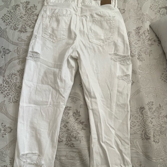 American Eagle White Mom Jeans. Size 4 Regular. Good Condition. Worn about once. - Picture 2 of 2